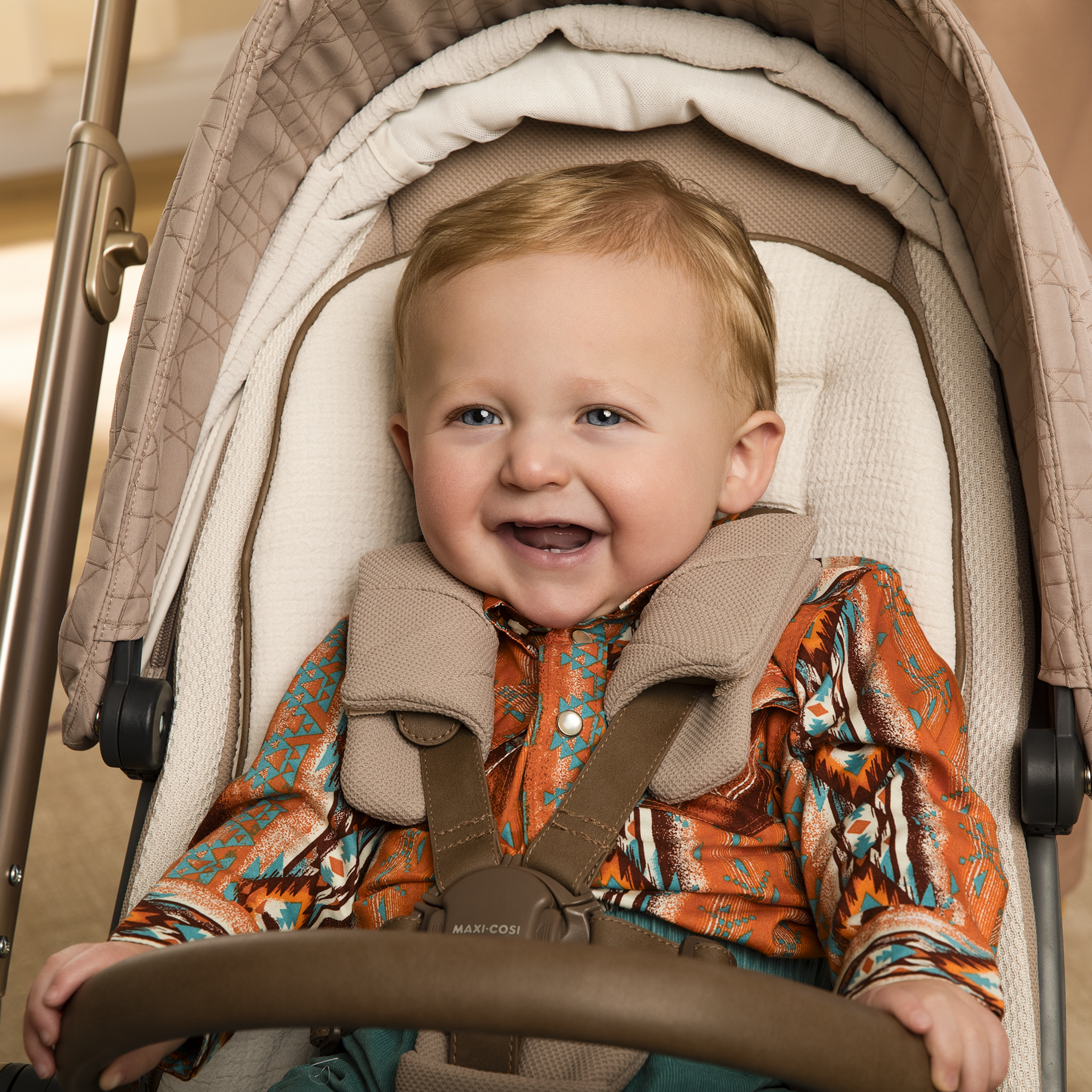 Tana 360° Rotating Modular Stroller - baby smiling in stroller